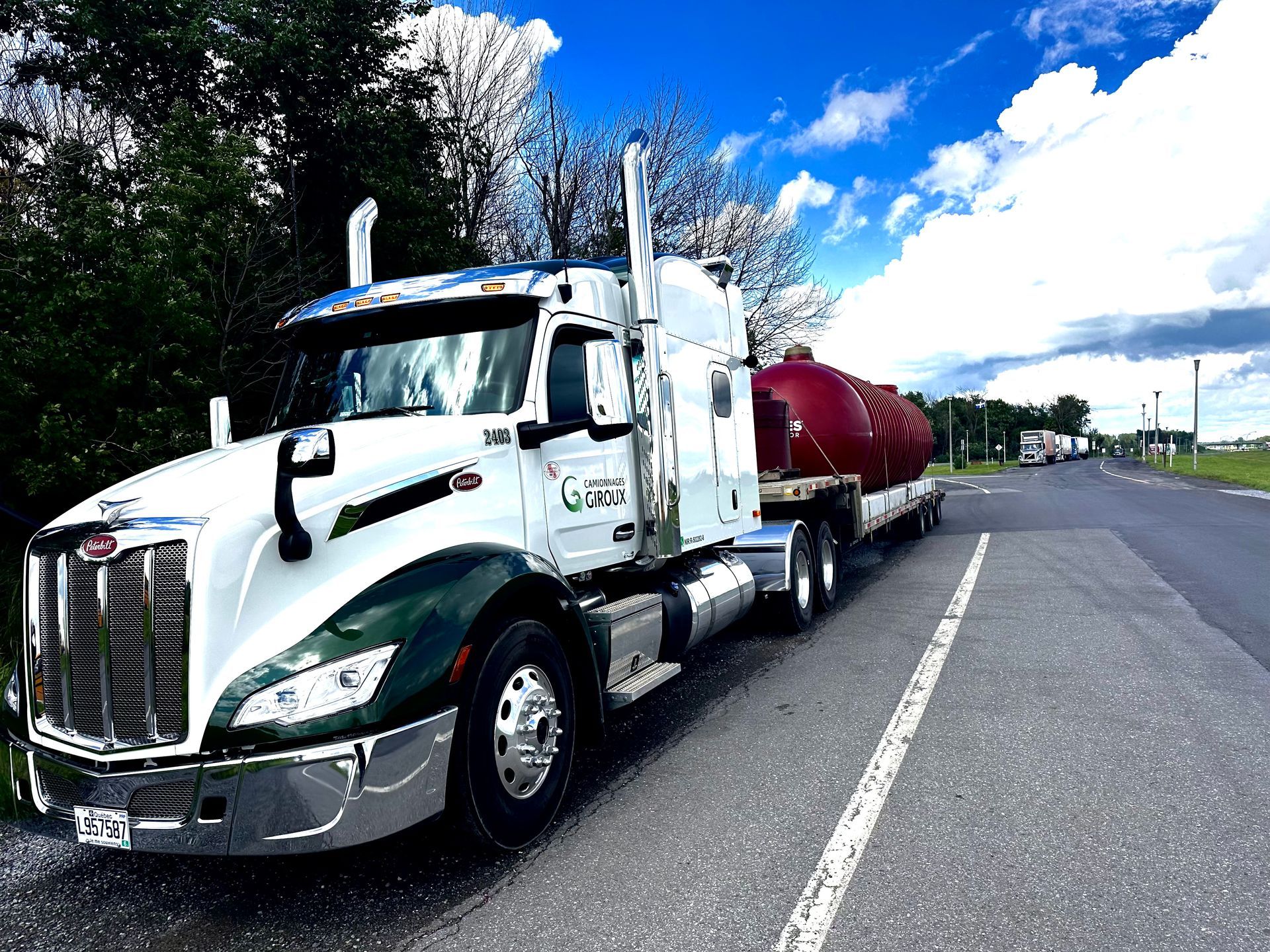 Un gros semi-remorque est garé sur le bord de la route.