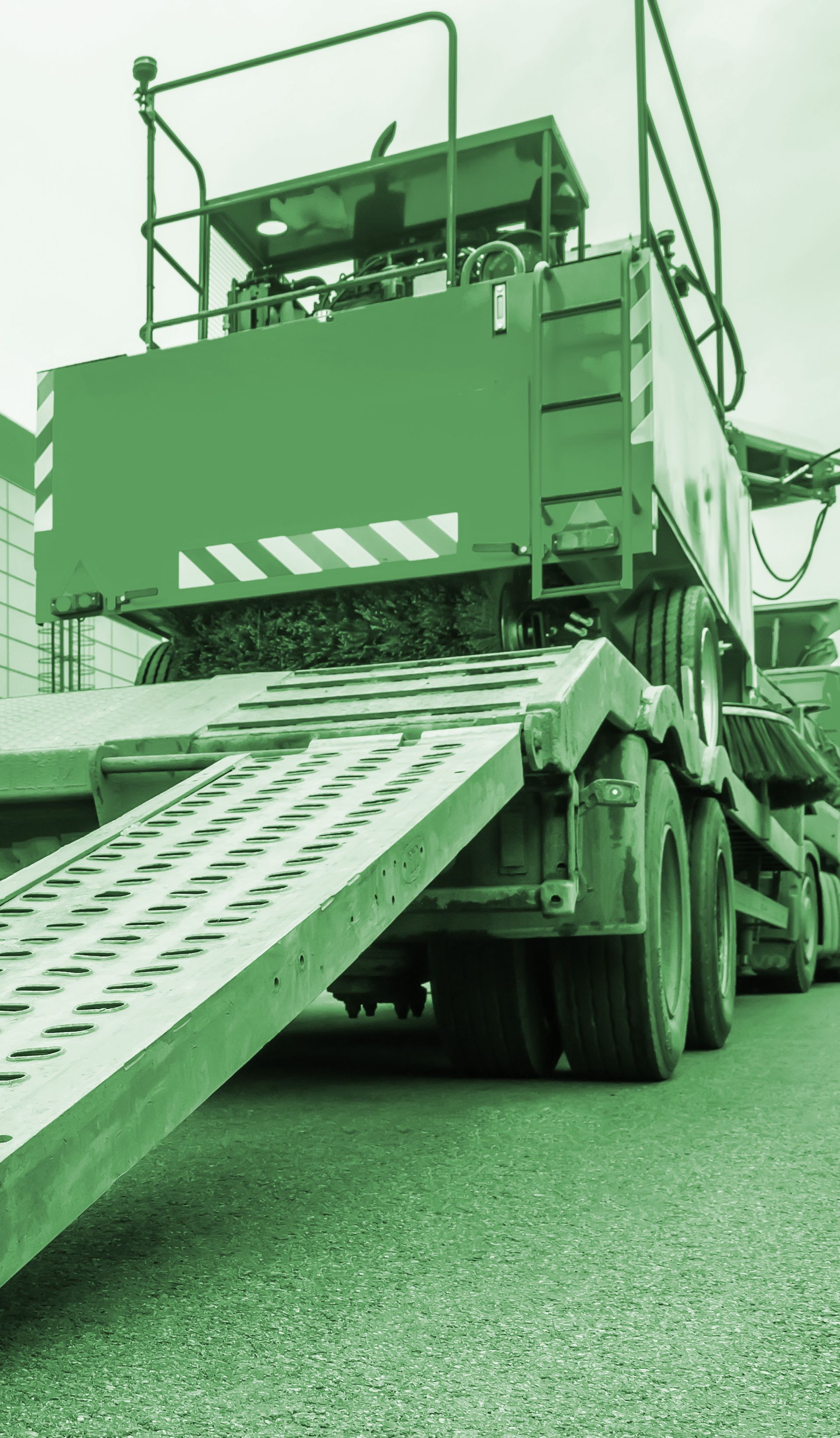 Un camion vert avec une rampe à l'arrière