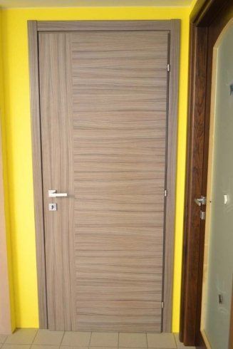 Porta in legno chiaro