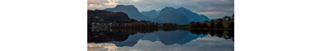 Montanhas e um rio