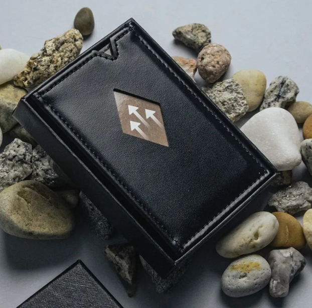 Porta-cartões preto da exentri com acesso fácil a cartões dentro da caixa