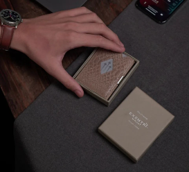 Secretária com uma caixa e carteira de pele da exentri