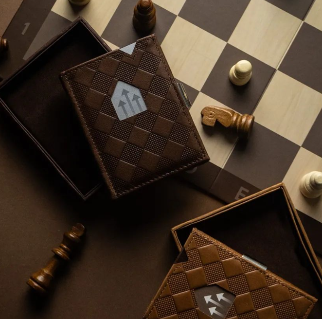 Tabuleiro de xadrez com carteira da exentri com padrão de quadrados