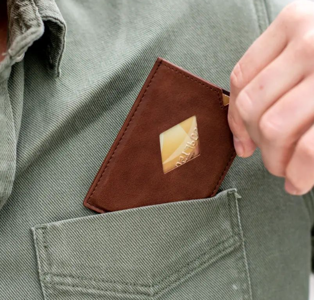 Homem a tirar o porta-cartões de pele do bolso da camisa