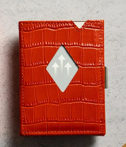 Carteira laranja com padrão animal de cobra da Exentri, com acesso fácil a cartões