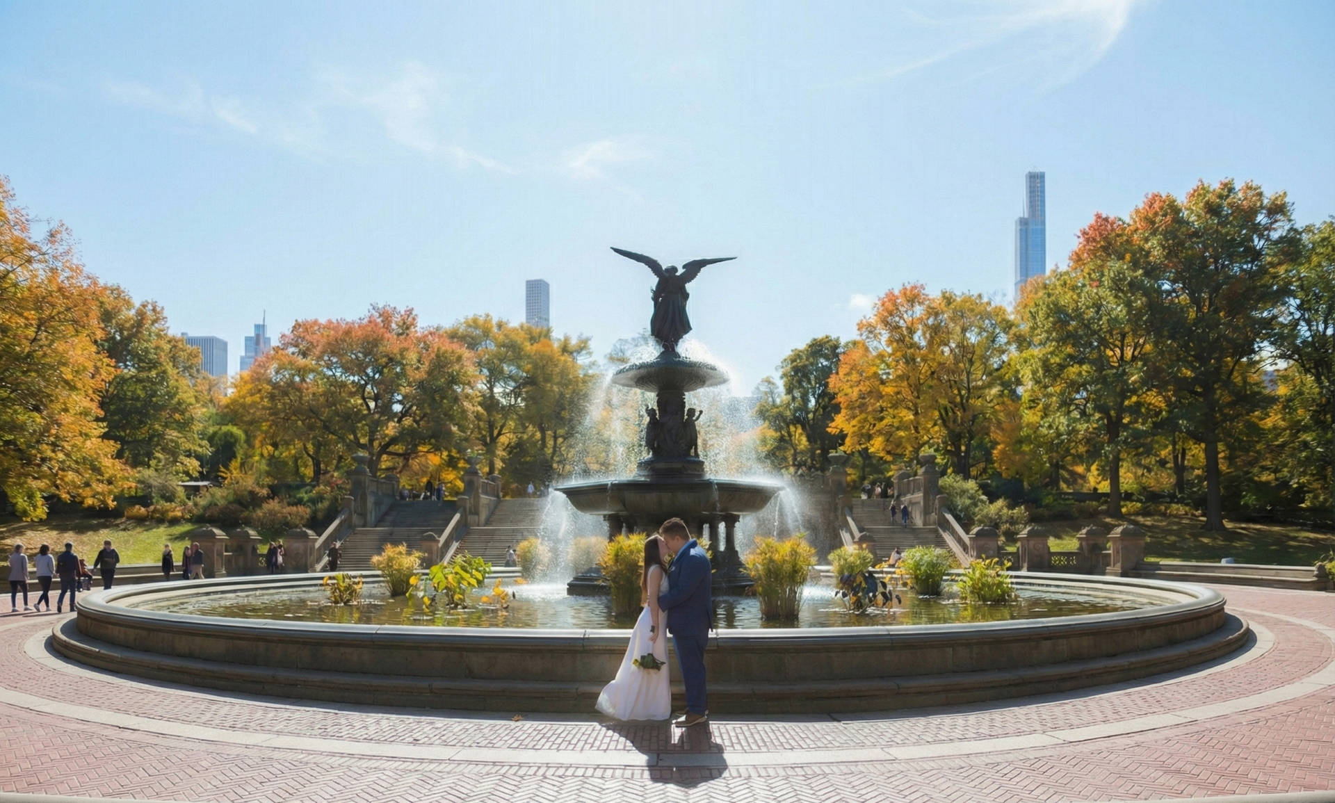 Una pareja se abraza frente a la fuente de Bethesda en Central Park durante el otoño, con los rascacielos de la ciudad al fondo.