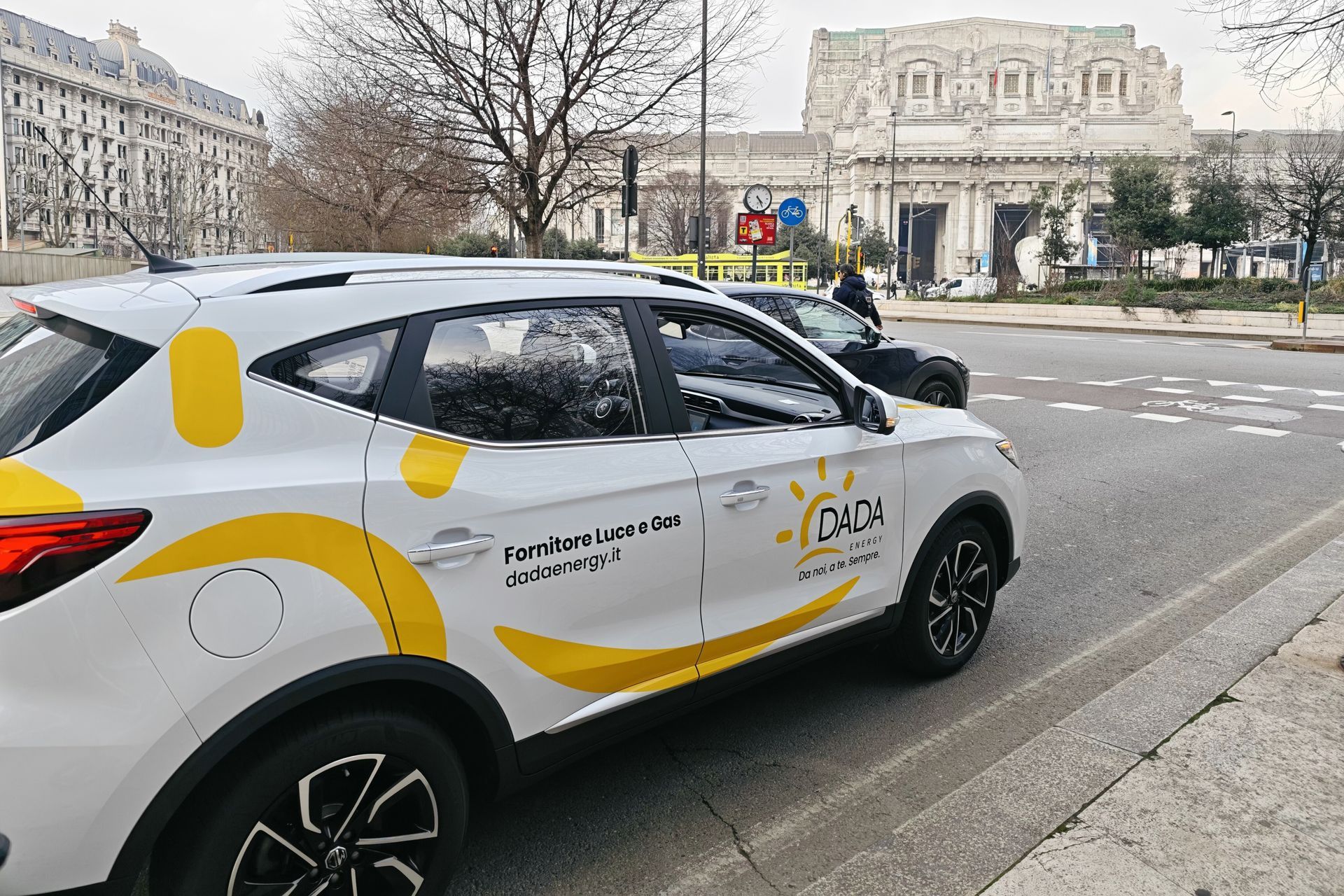 DADA CAR - Flotta aziendale DADA ENERGY con design dinamico ispirato ai colori del sole.