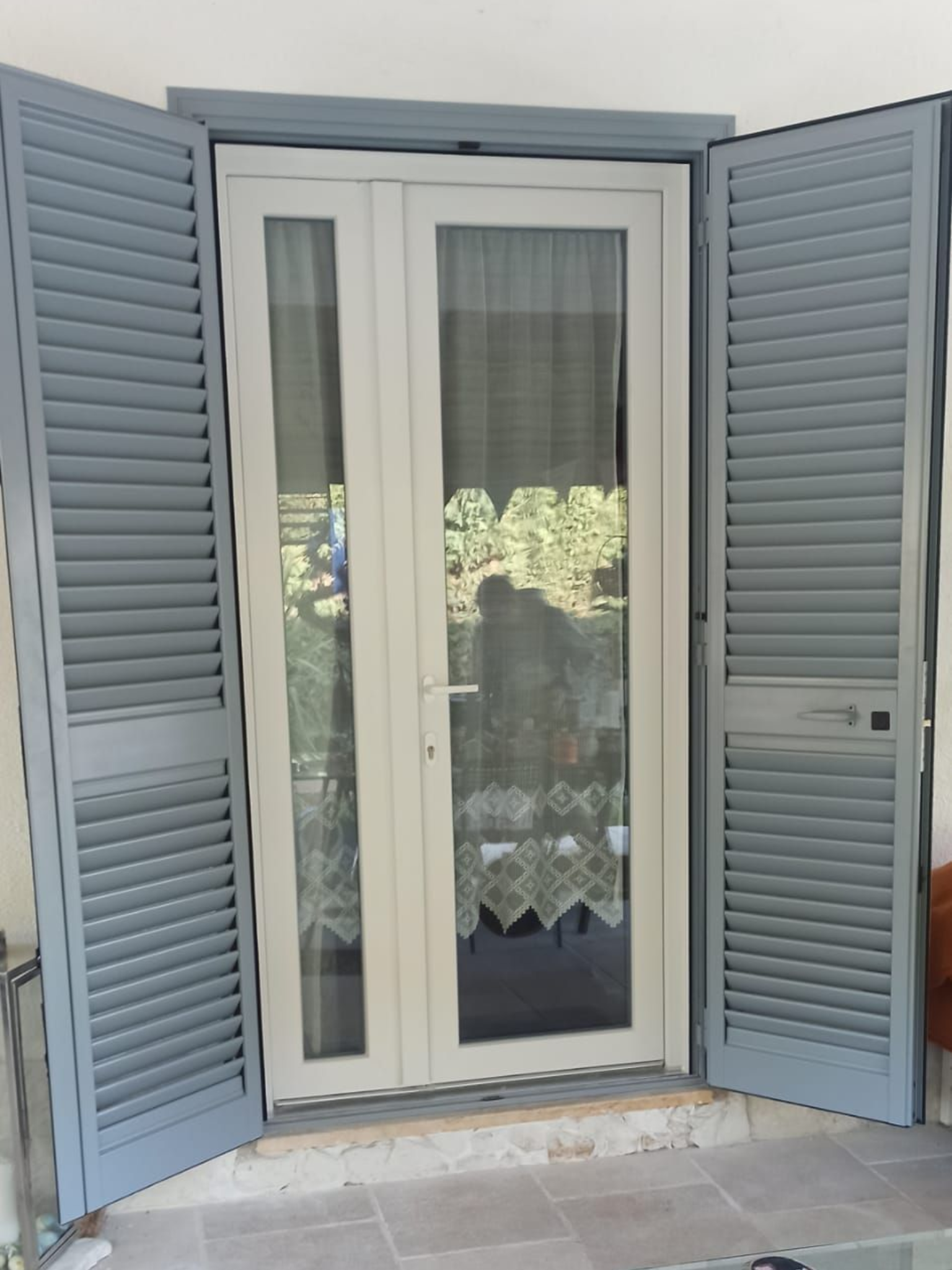 Finestra con persiane aperte