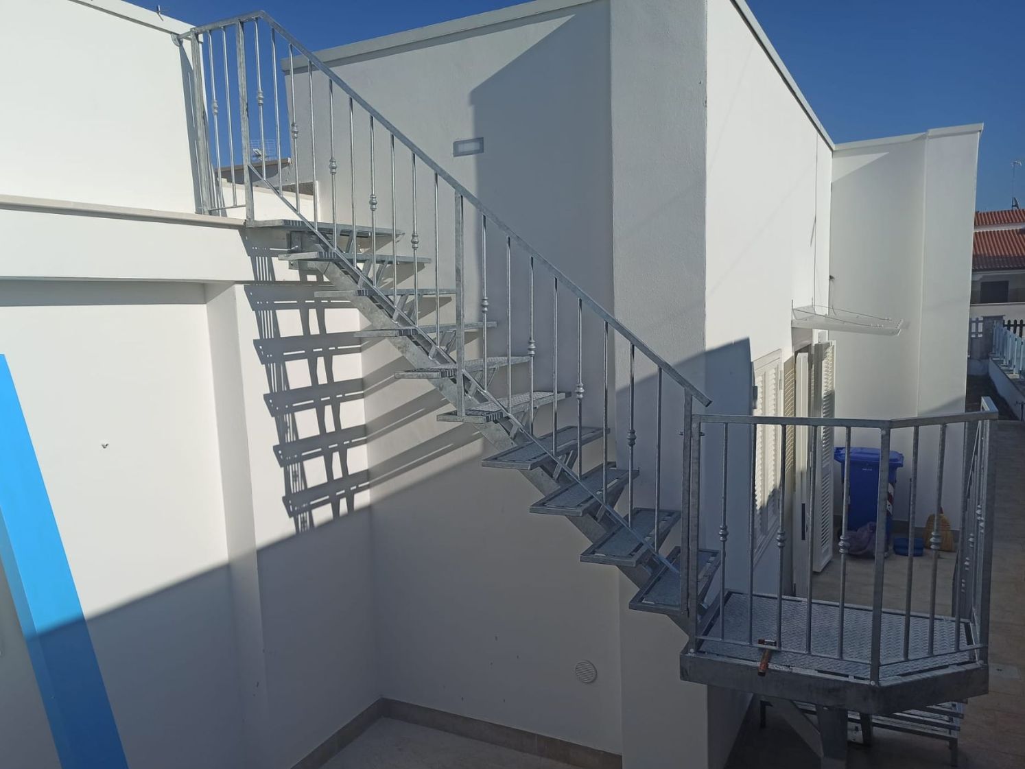 Scala con corrimano esterna