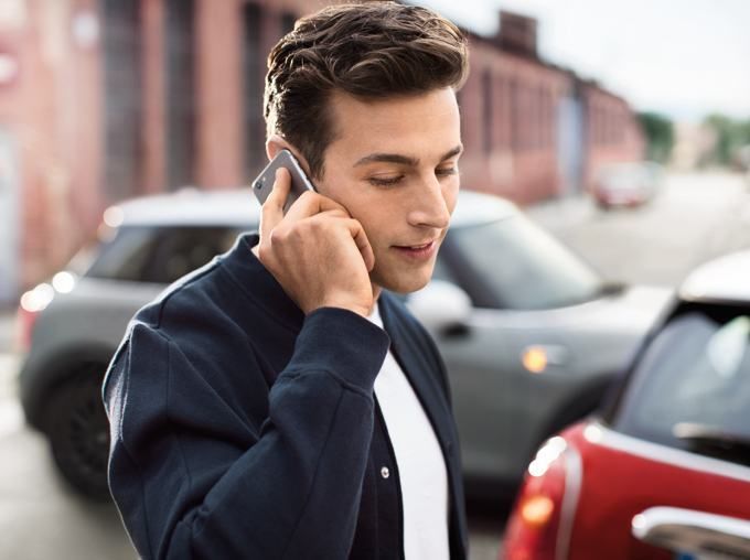 Ragazzo chiama per richiedere auto di cortesia gratuita offerta dalla carrozzeria MINI a Roma