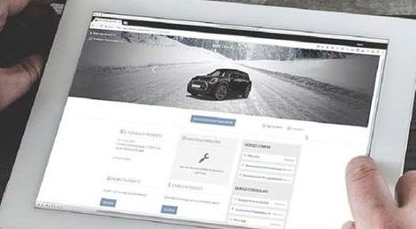 Tablet per prenotare interventi online dell'autofficina autorizzata MINI a Roma