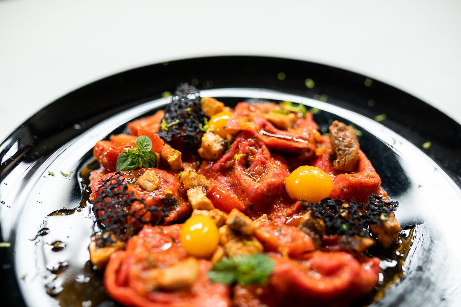 Un primo piano di un piatto di cibo su un tavolo.