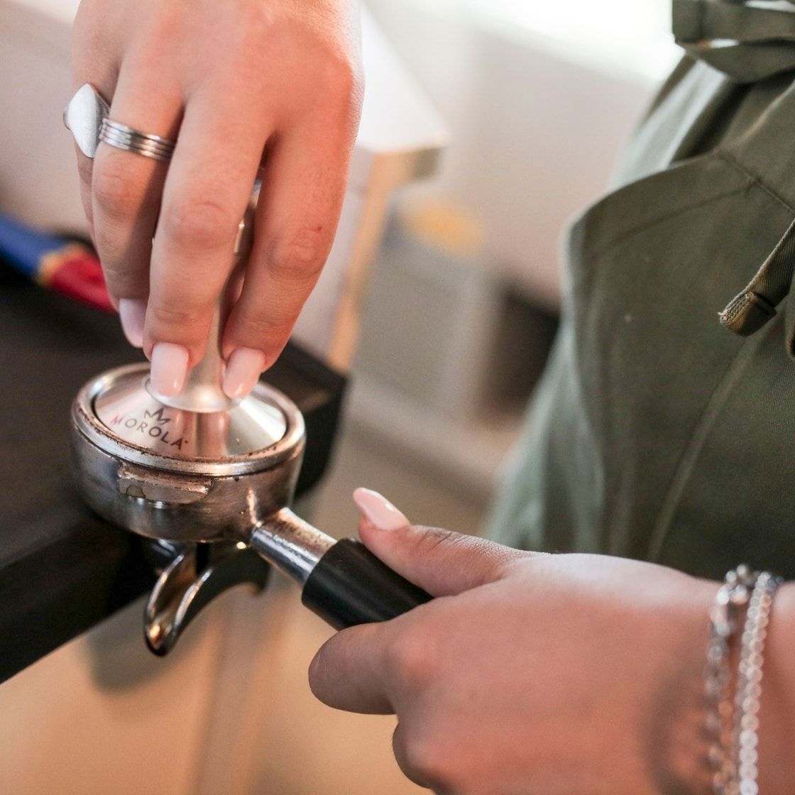 Un primo piano di una persona che usa una macchina per il caffè