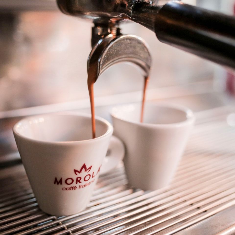 Vengono versate dentro due tazze di caffè morola