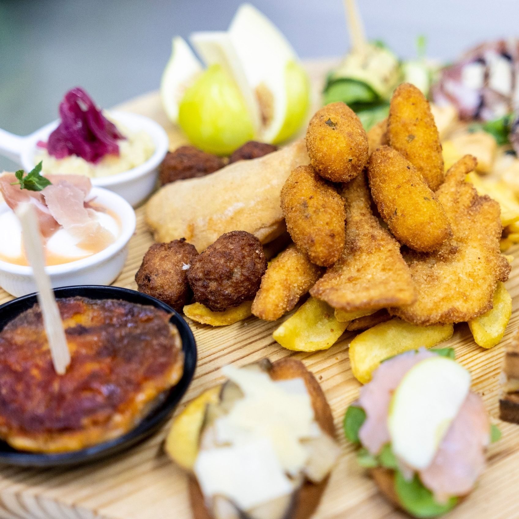 Un tagliere di legno con sopra vari tipi di cibo