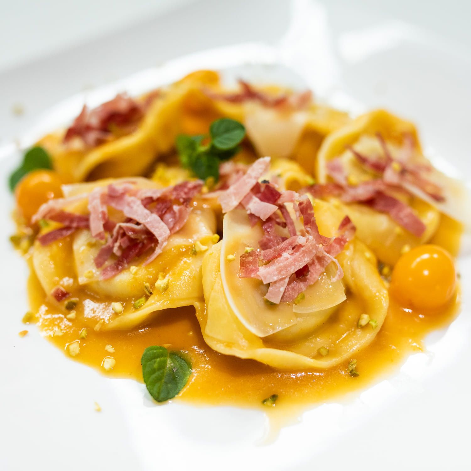 Un primo piano di un piatto di cibo con carne e salsa su un tavolo.