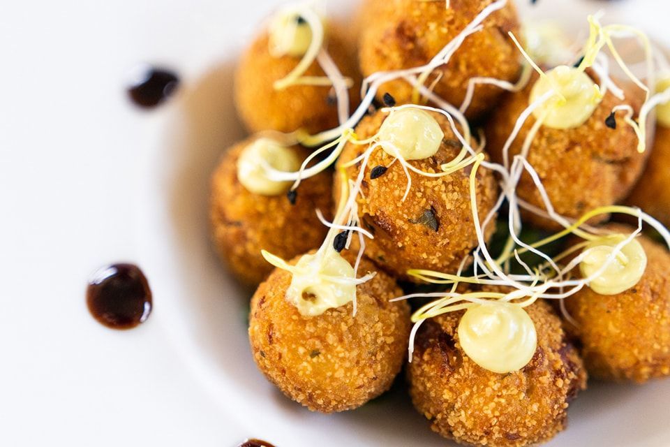 Un primo piano di un piatto di cibo con sopra la salsa.