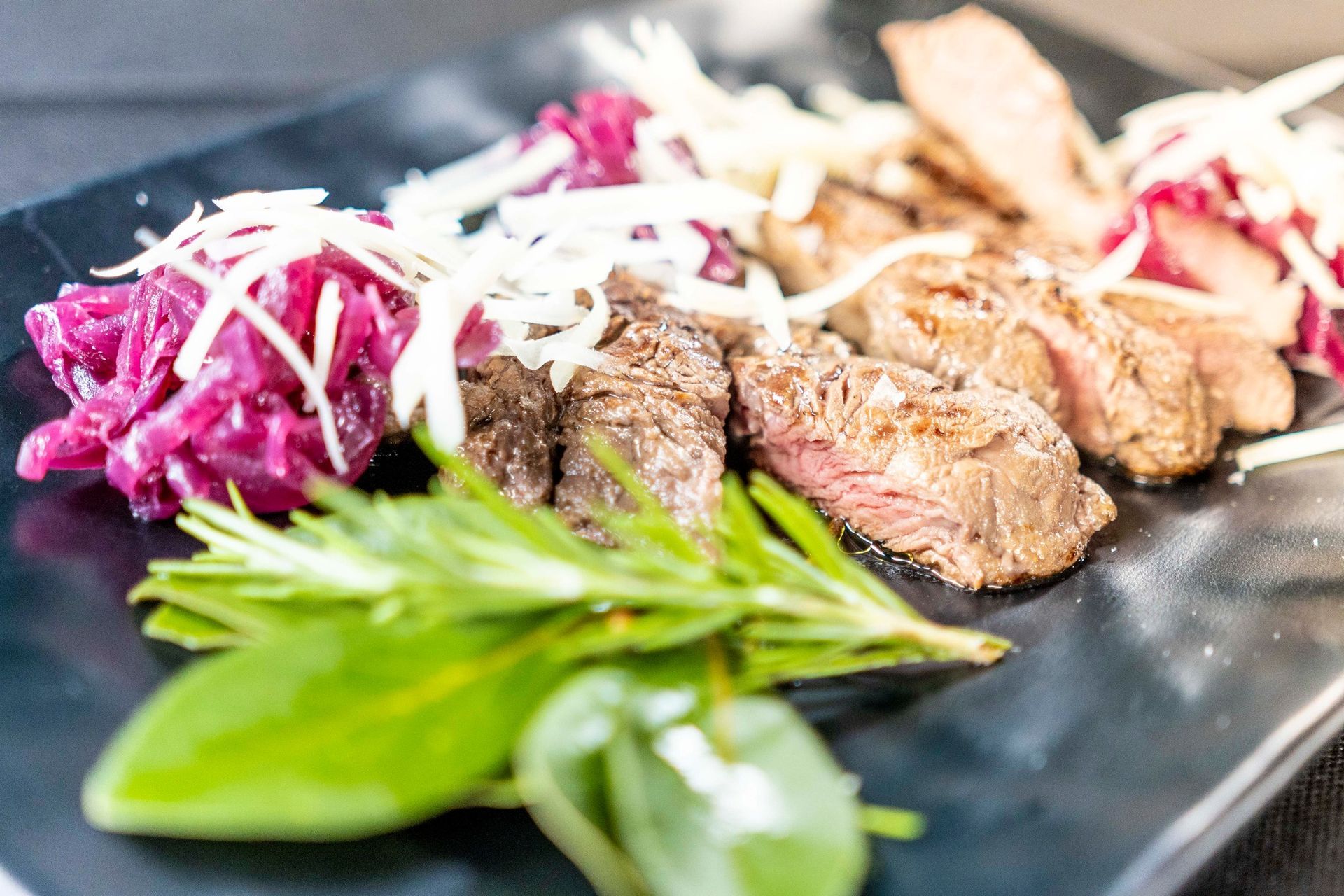 Un primo piano di un piatto di cibo con carne e verdure su un tavolo.