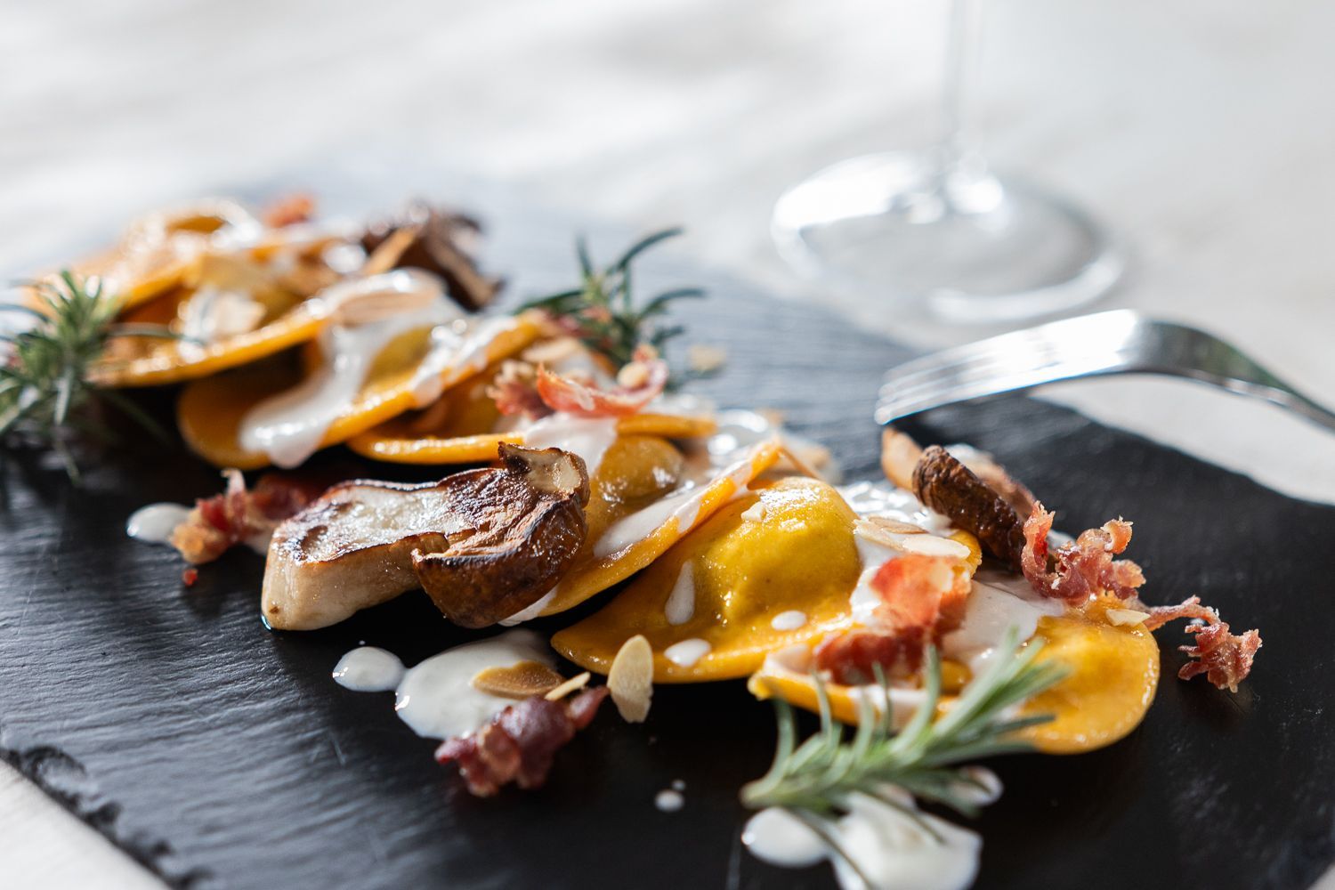 Un primo piano di un piatto di cibo con una forchetta su un tavolo.