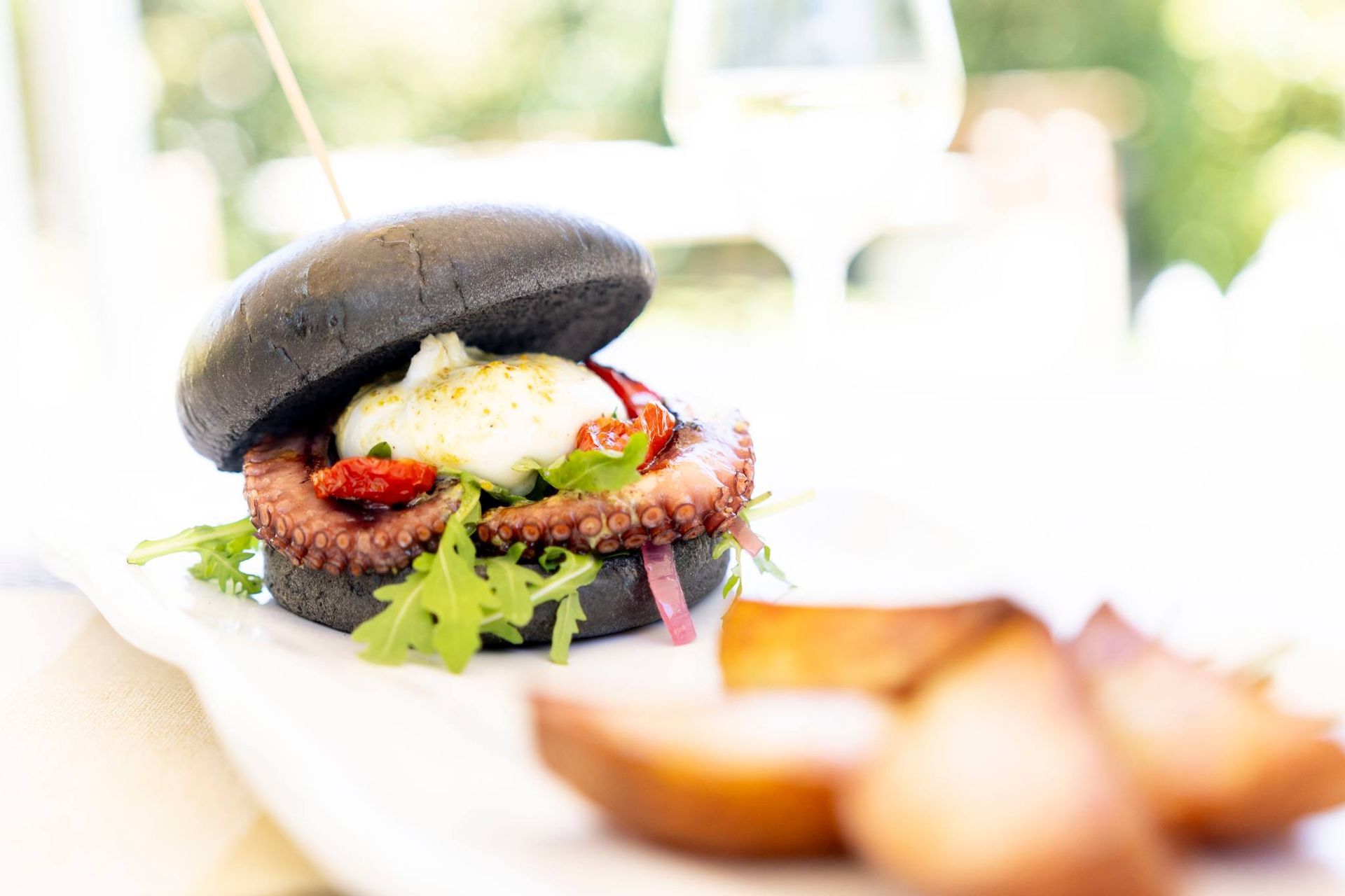 Un primo piano di un panino su un piatto con patatine fritte.