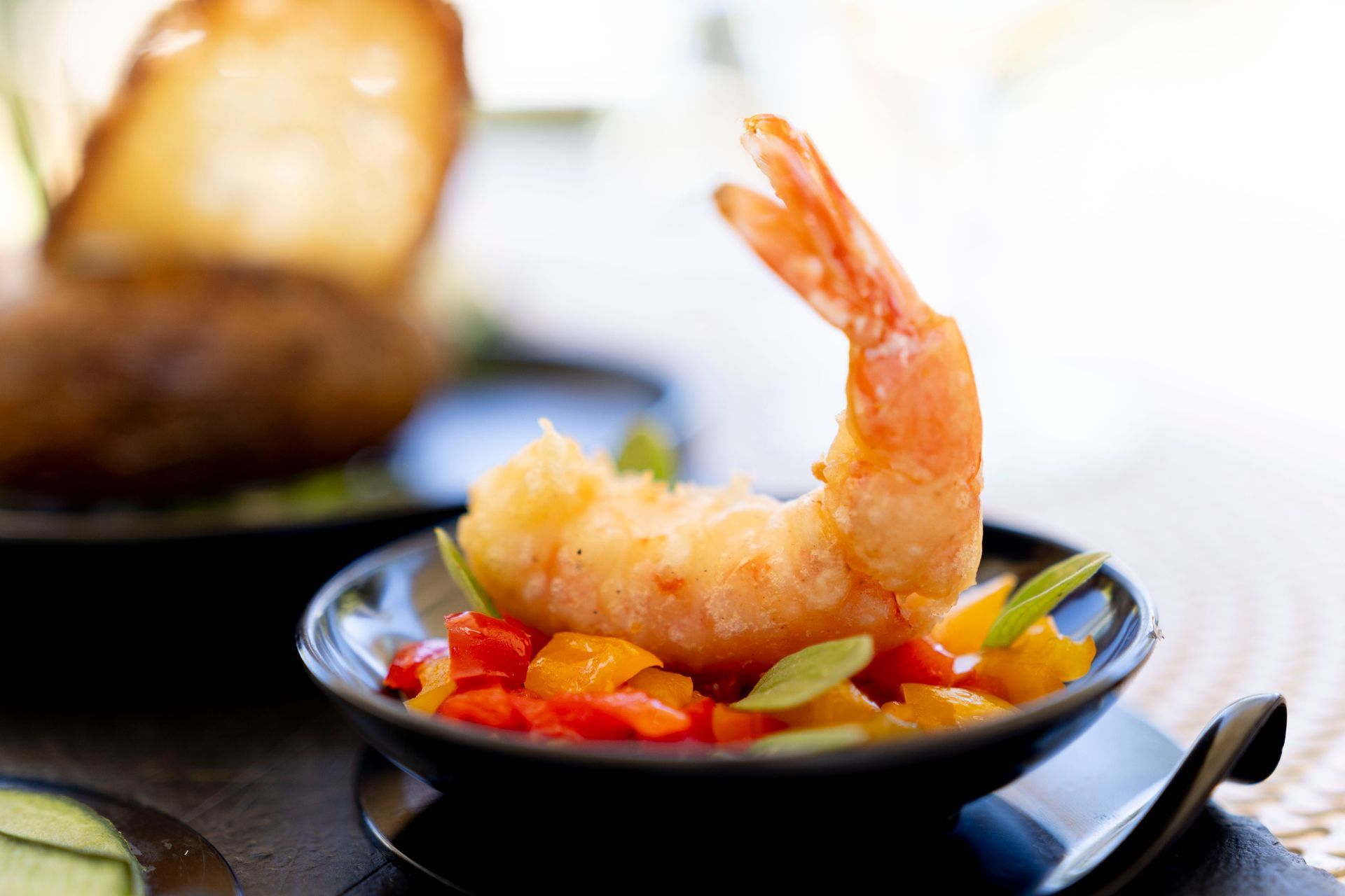 Un primo piano di una ciotola di gamberi e verdure su un tavolo.