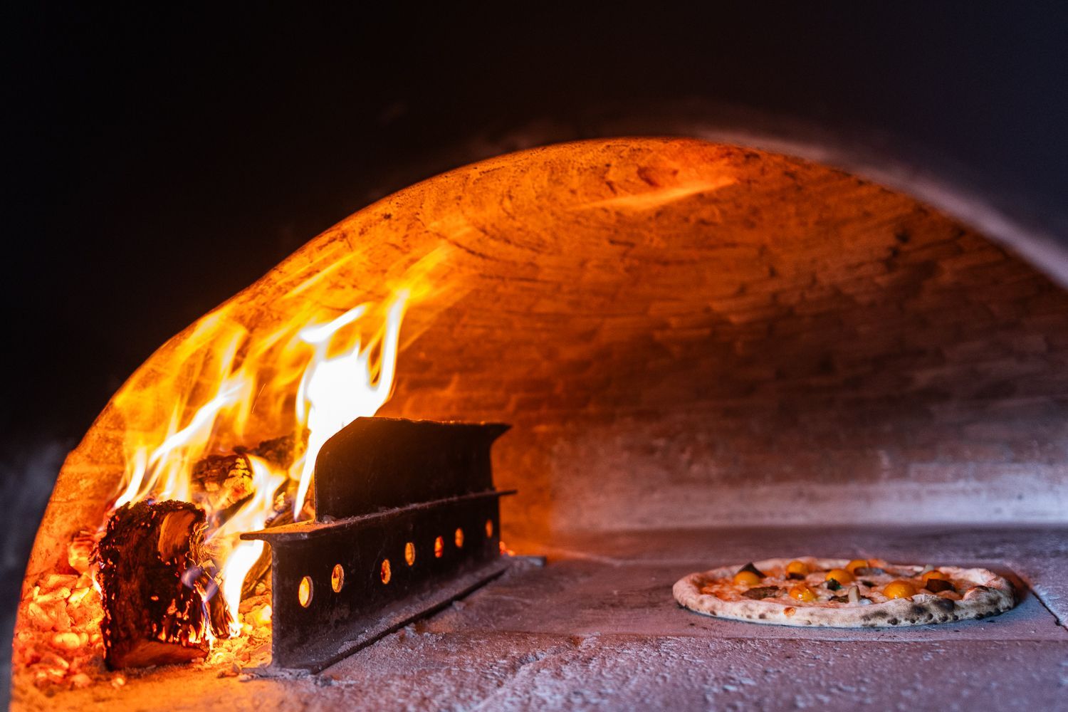 Una pizza viene cotta in un forno per pizza.