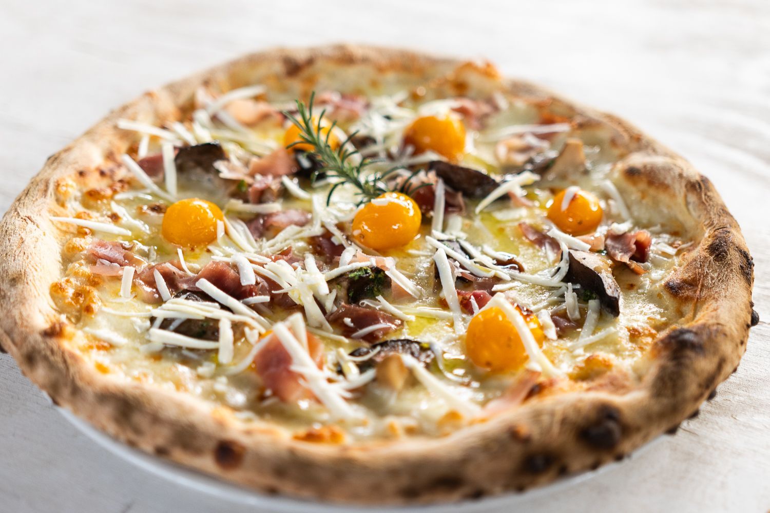 Un primo piano di una pizza su un piatto su un tavolo.