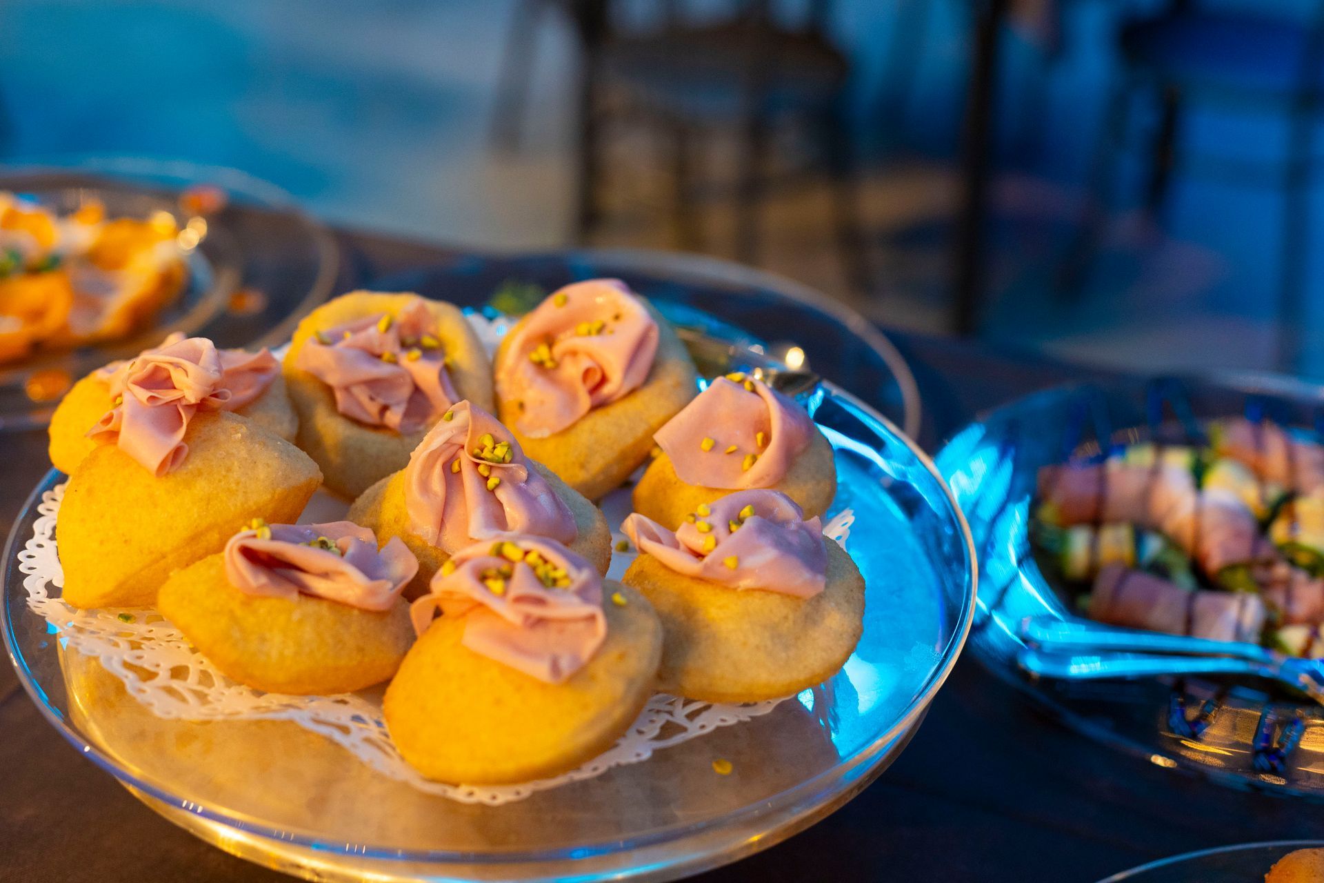 Primo piano di una ciotola di vetro piena di cibo su un tavolo.