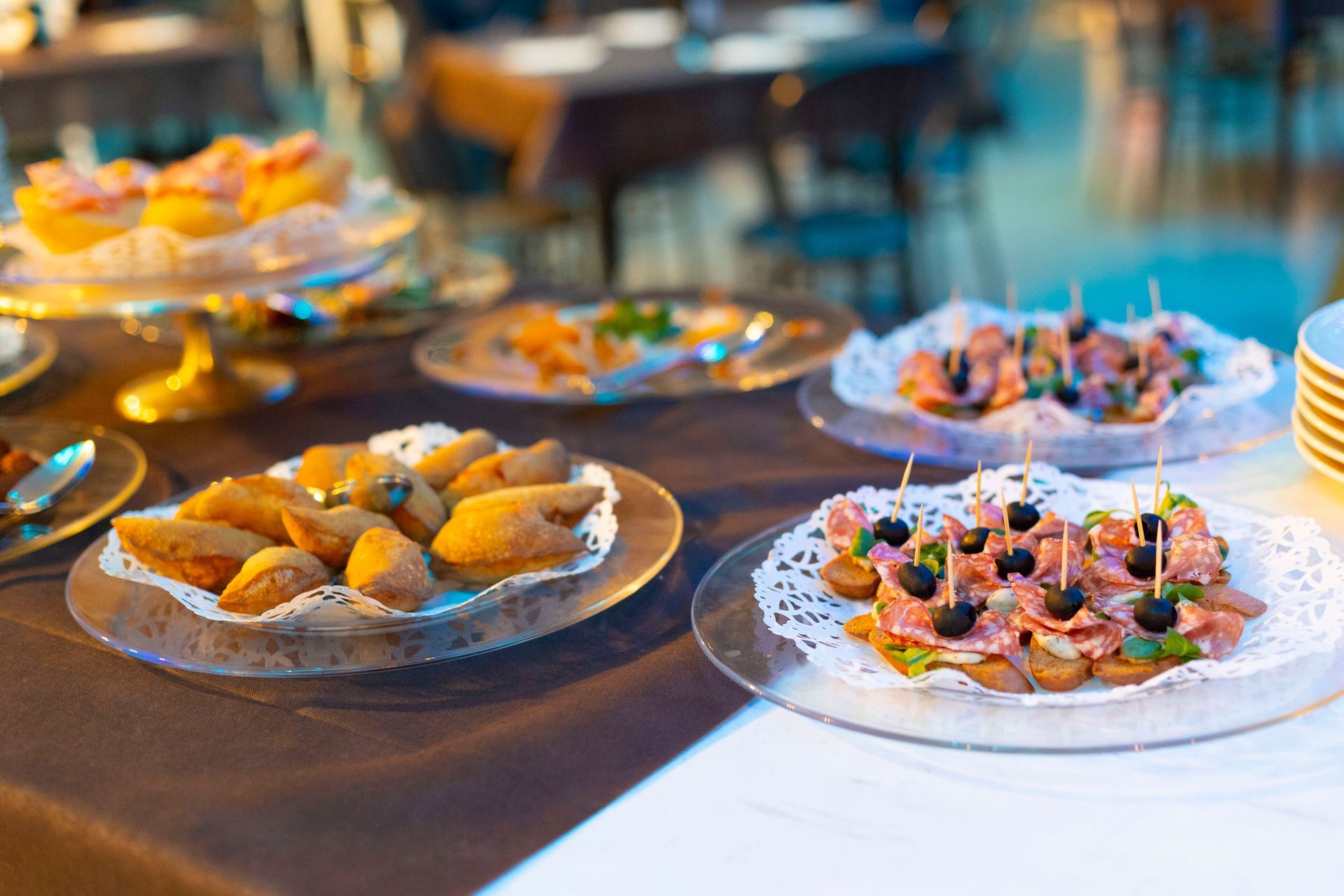 Ci sono molti tipi diversi di cibo sulla tavola.