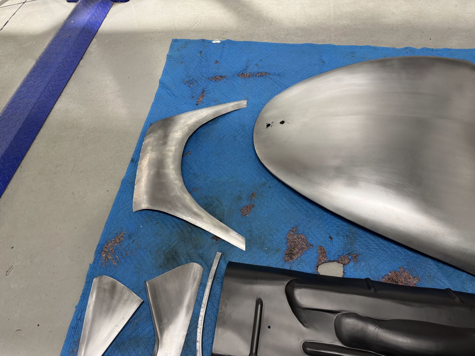 A piece of metal is laying on a blue mat