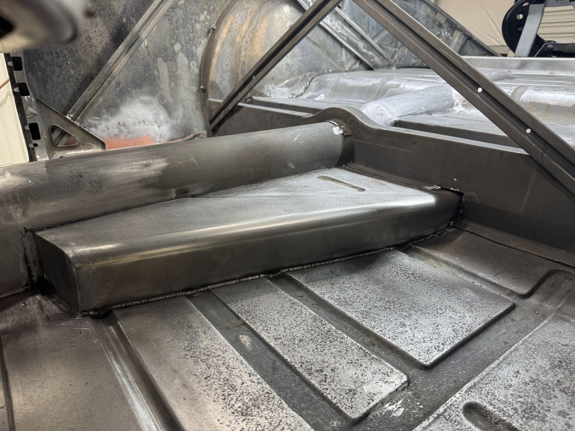 A piece of metal is sitting on top of a metal table.