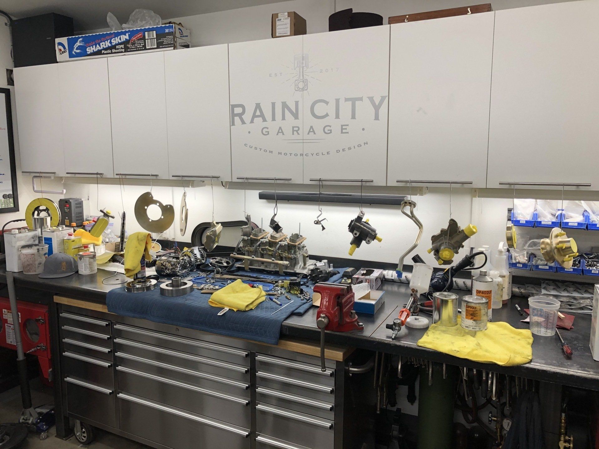A garage with a sign that says rain city garage