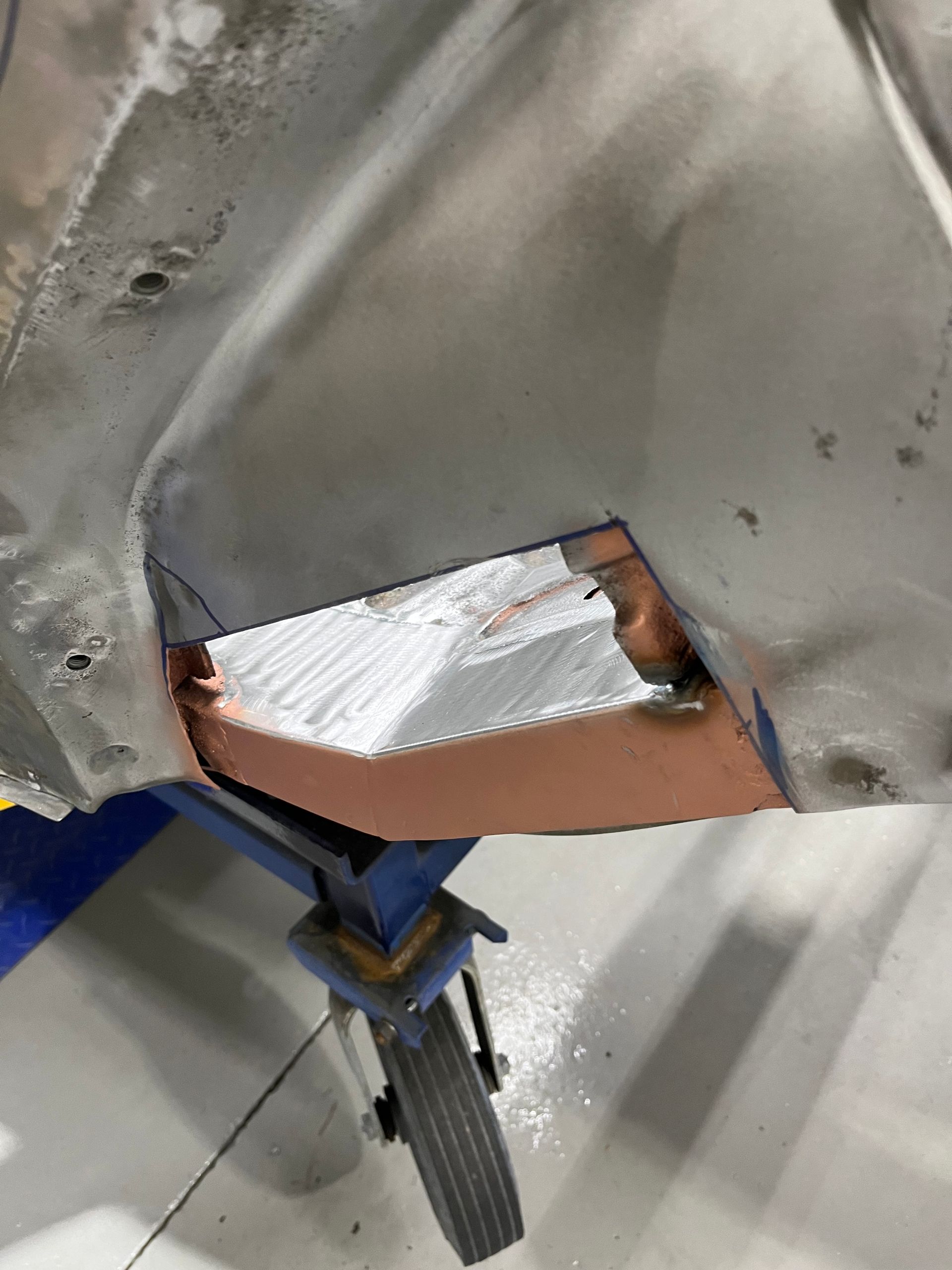 A piece of metal is sitting on top of a table in a garage.