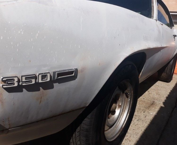 A white car with 350 written on the side