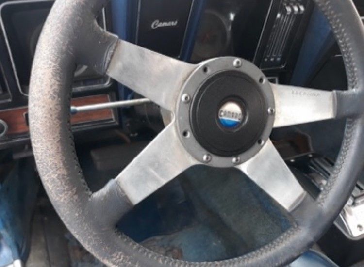 A steering wheel with the word camaro on it