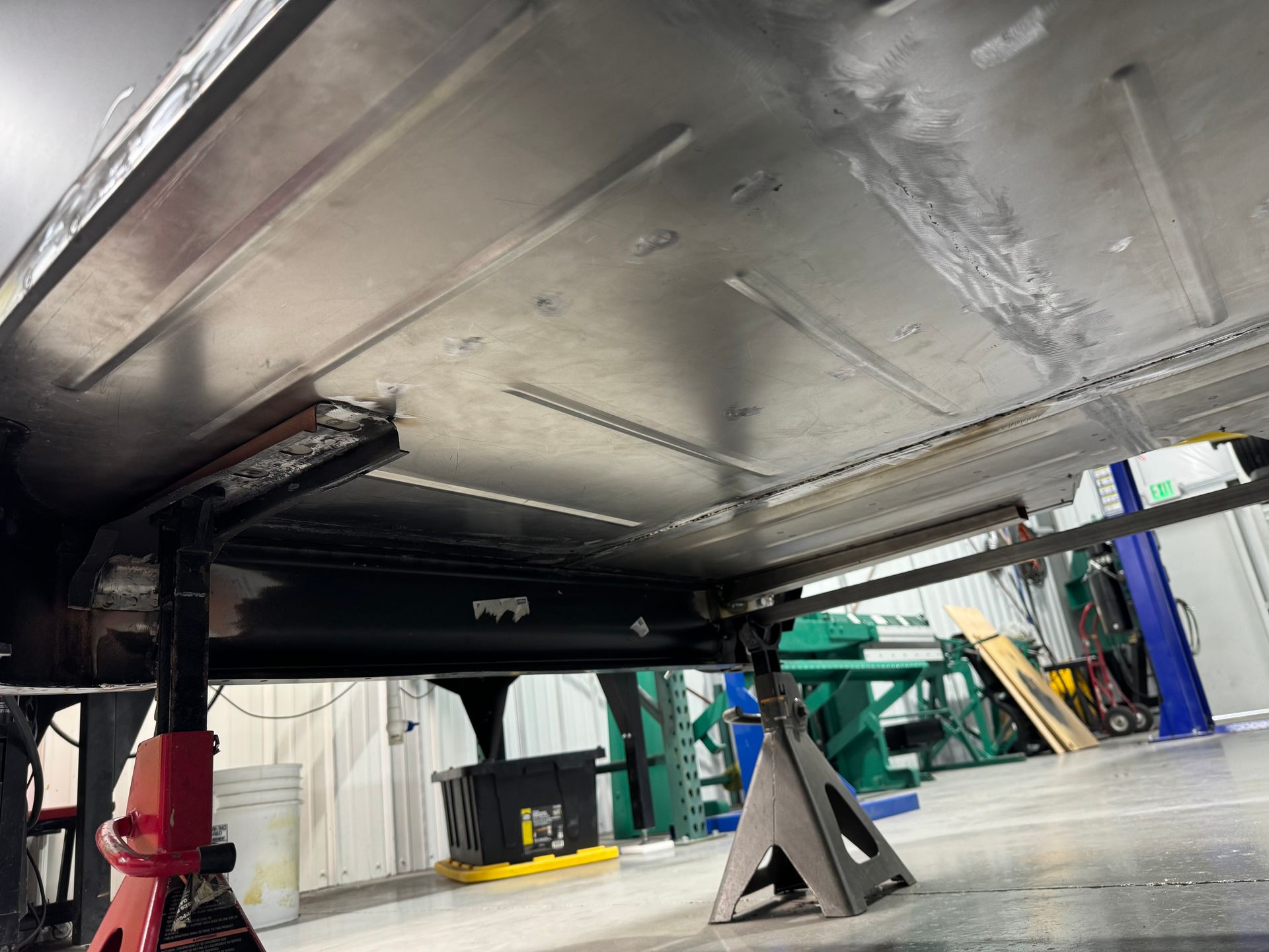 A piece of metal is sitting on a stand in a garage.
