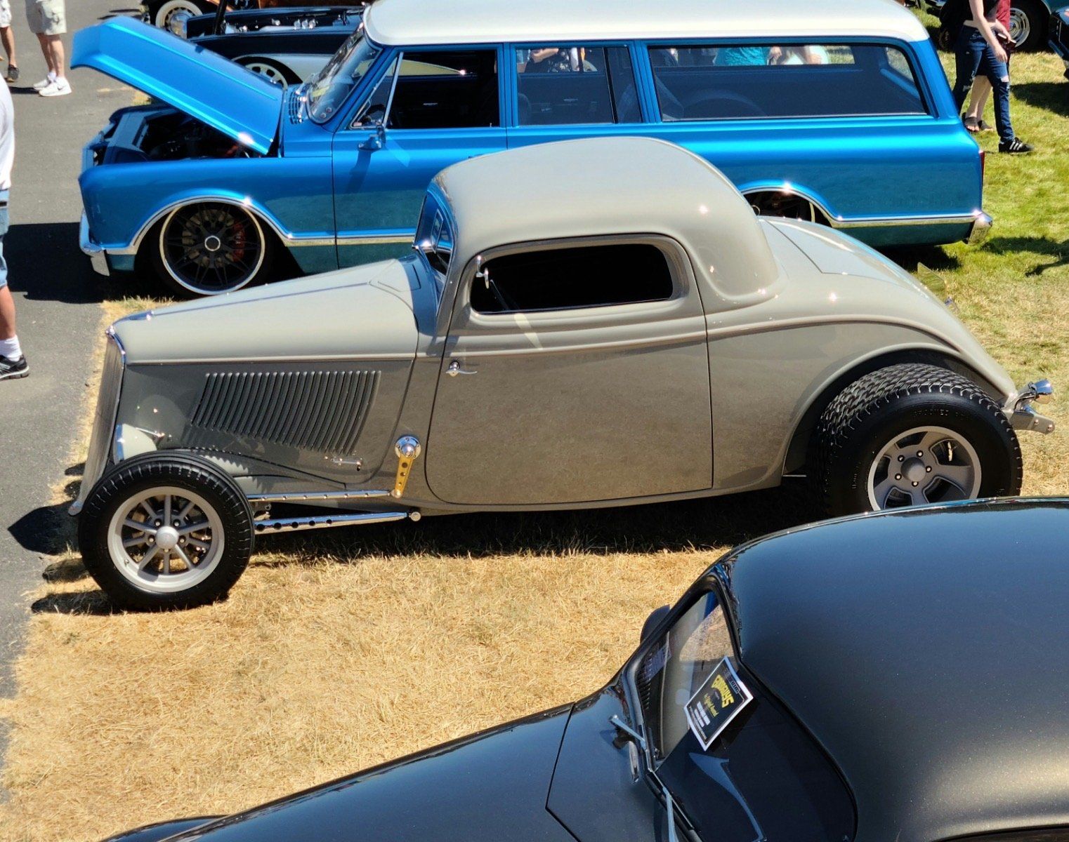 A grey car is parked next to a blue car