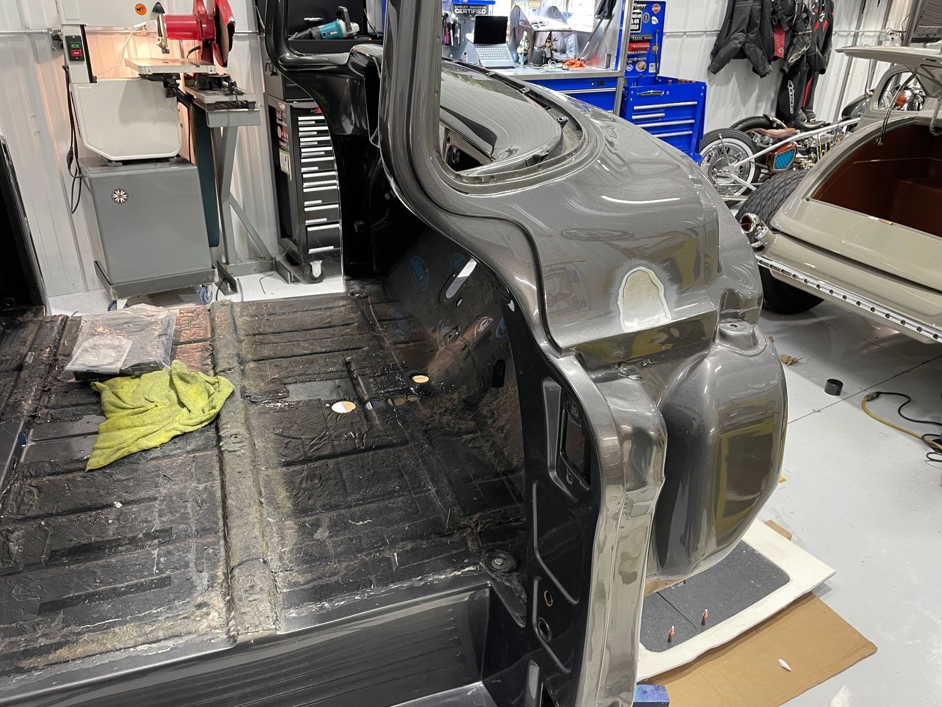 A piece of metal is sitting on the floor in a garage.