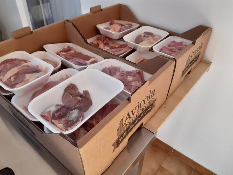 vendita di confezioni con porzioni di carne di pollo