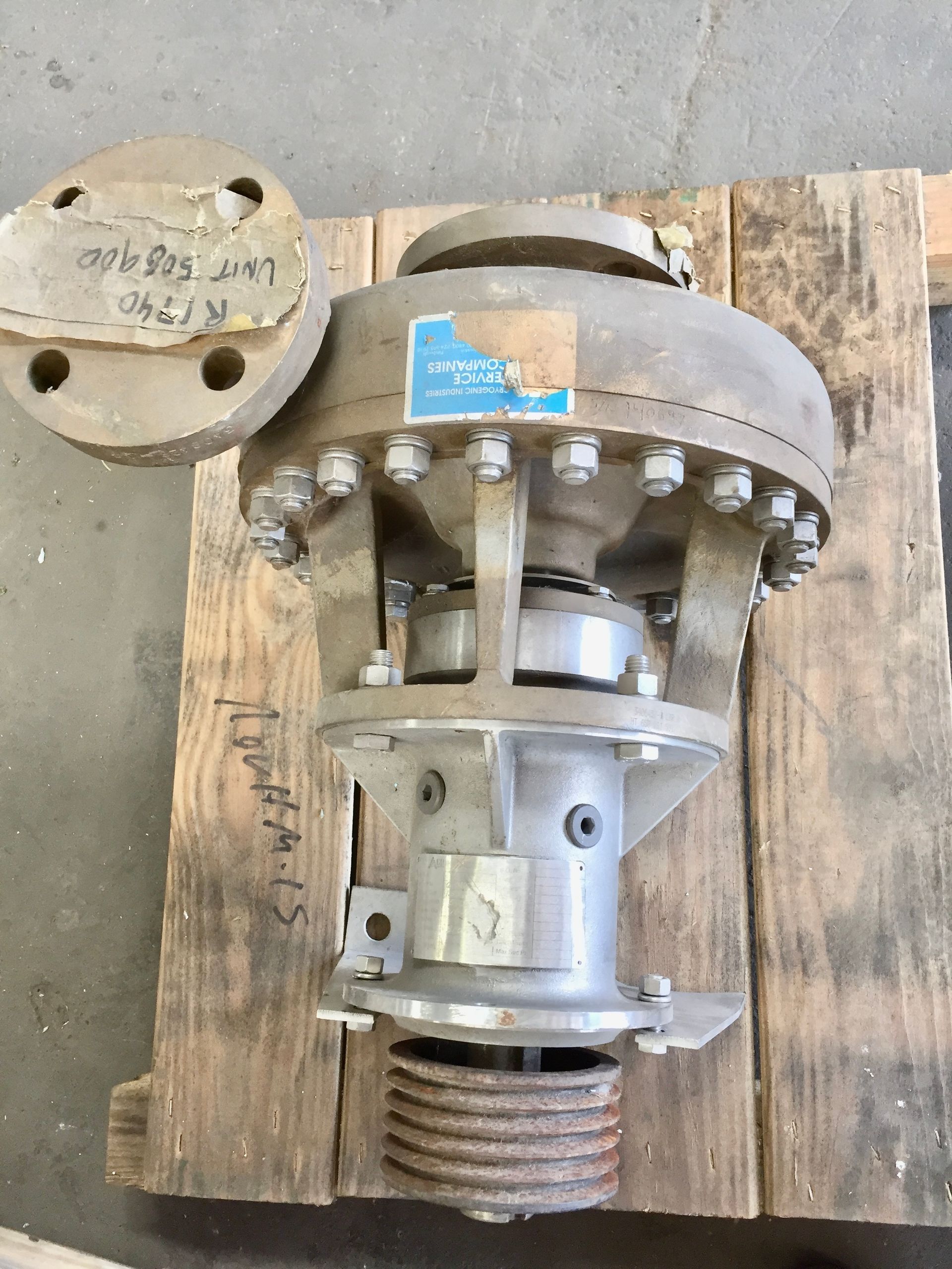 A piece of metal sitting on top of a wooden pallet