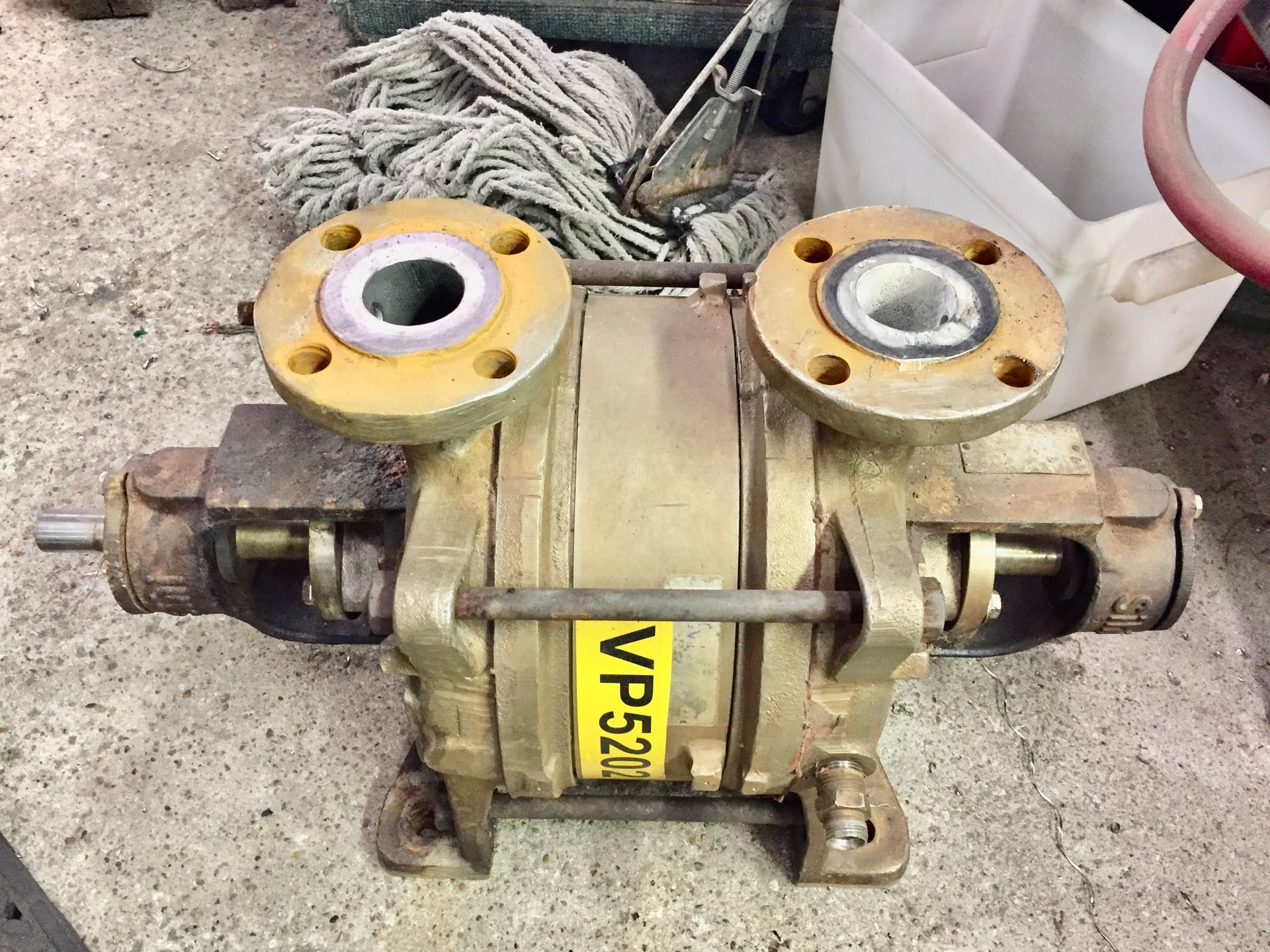 A vp521 pump is sitting on a concrete surface