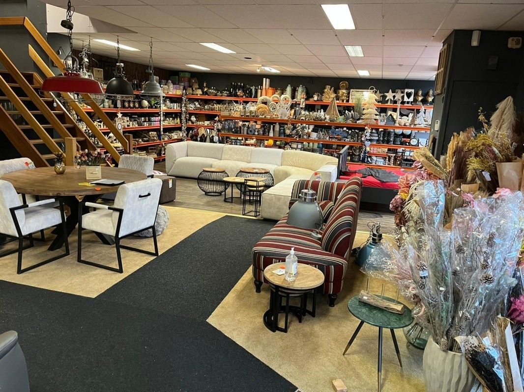 Een grote kamer vol met meubels en een trap.