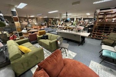 Er zijn veel verschillende soorten meubels in deze winkel.