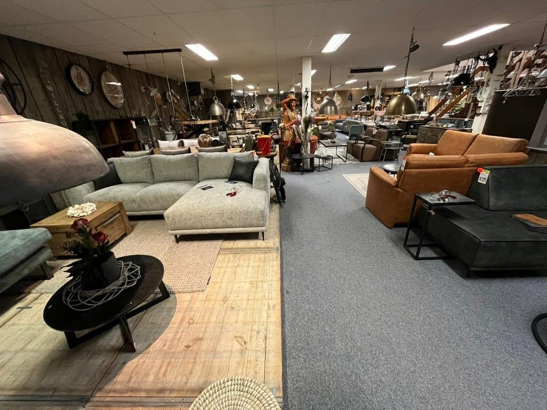 Een woonkamer gevuld met meubels en een salontafel.