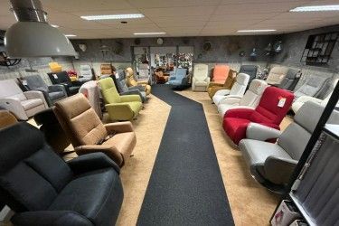 Een grote kamer vol met stoelen en een tapijt.