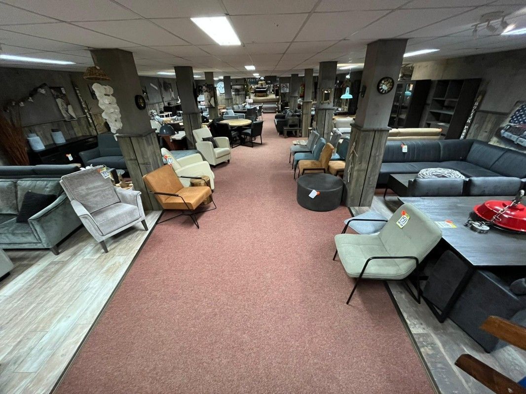 Een grote kamer gevuld met meubels en stoelen.