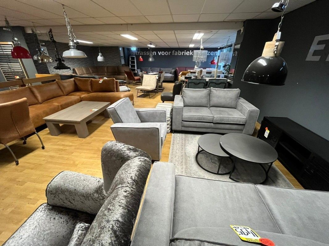 Een woonkamer gevuld met meubels en een bank.