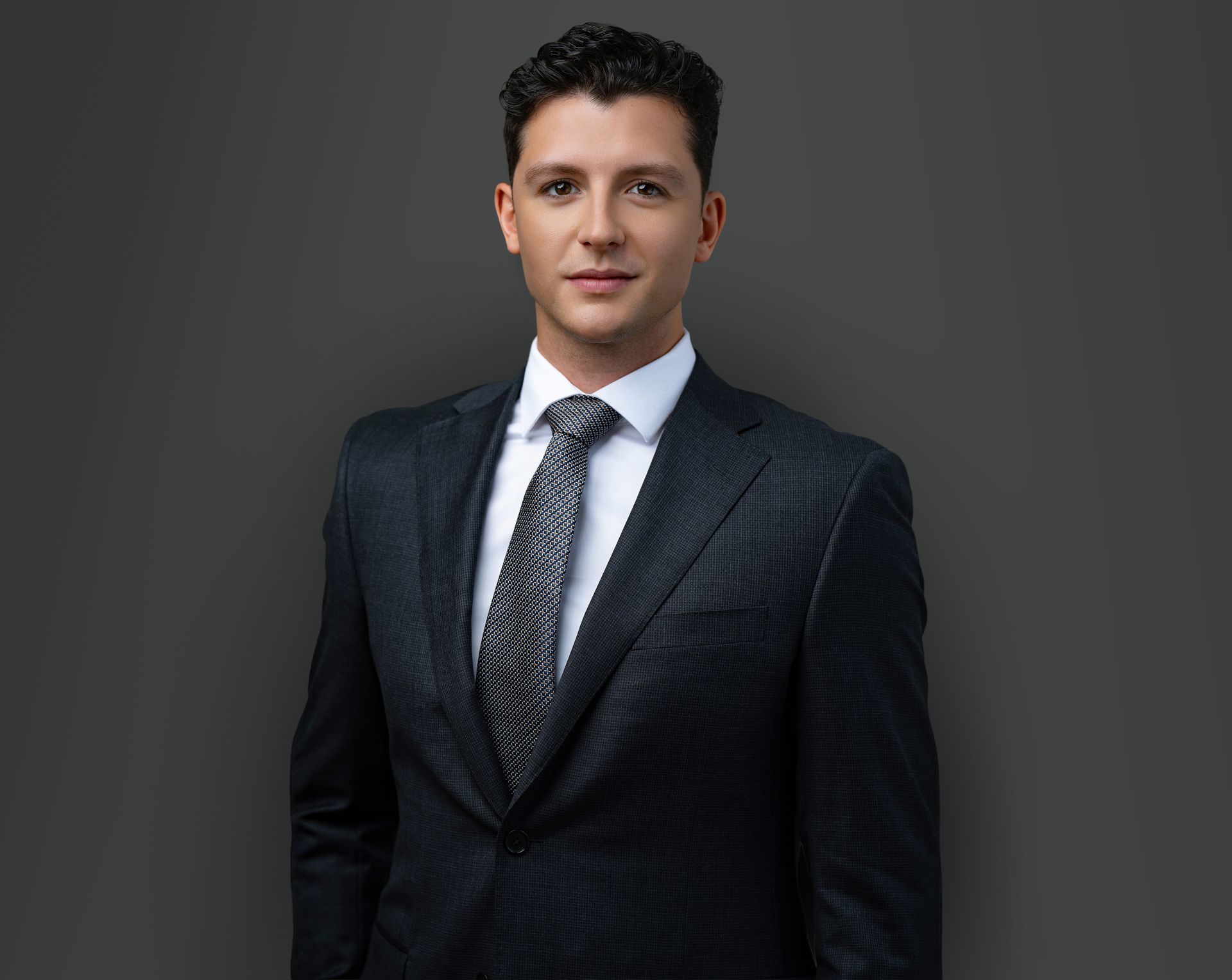 Une silhouette grise d'une tête d'homme sur un fond blanc.