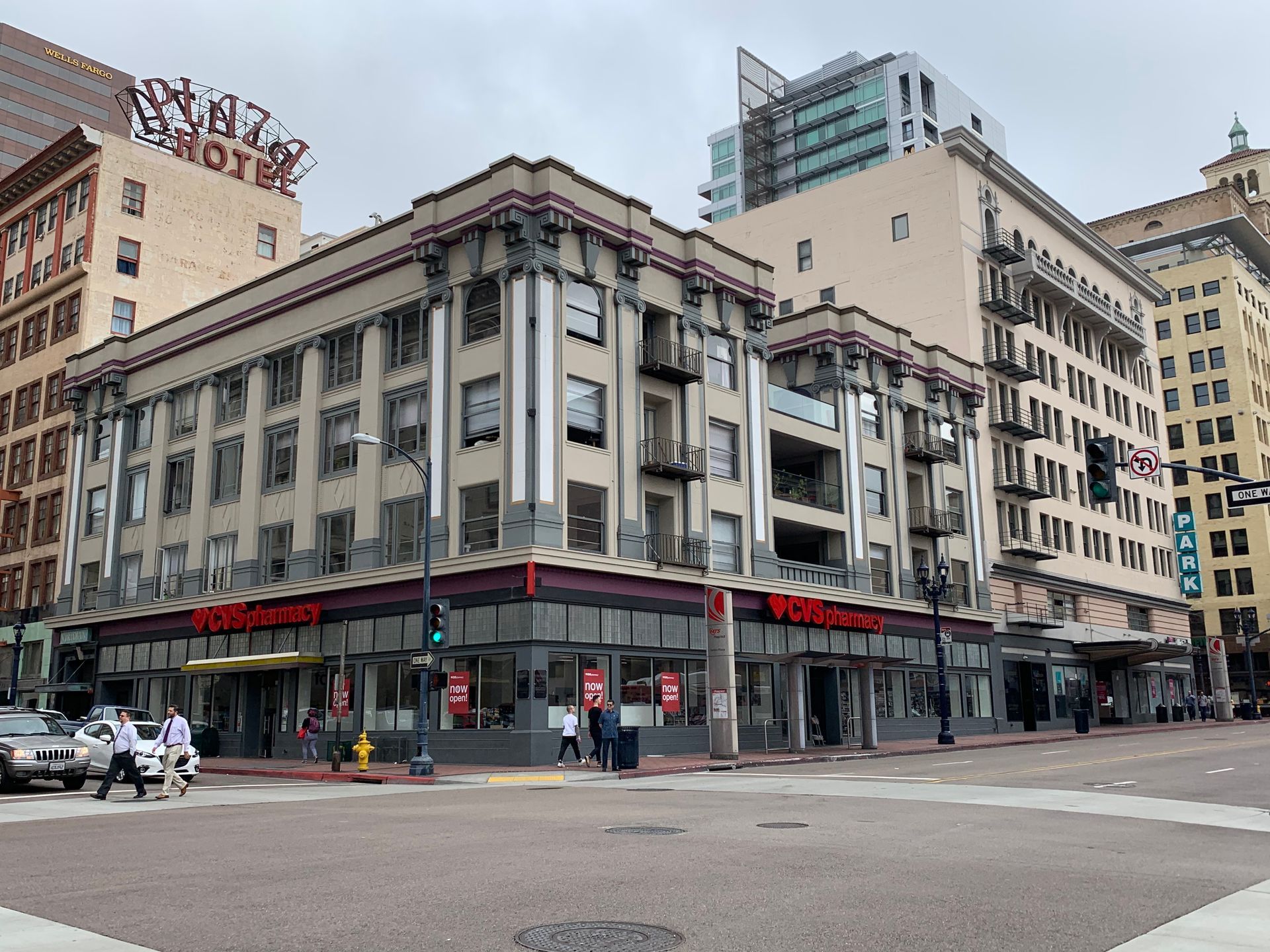 A large building with the word hotel on it
