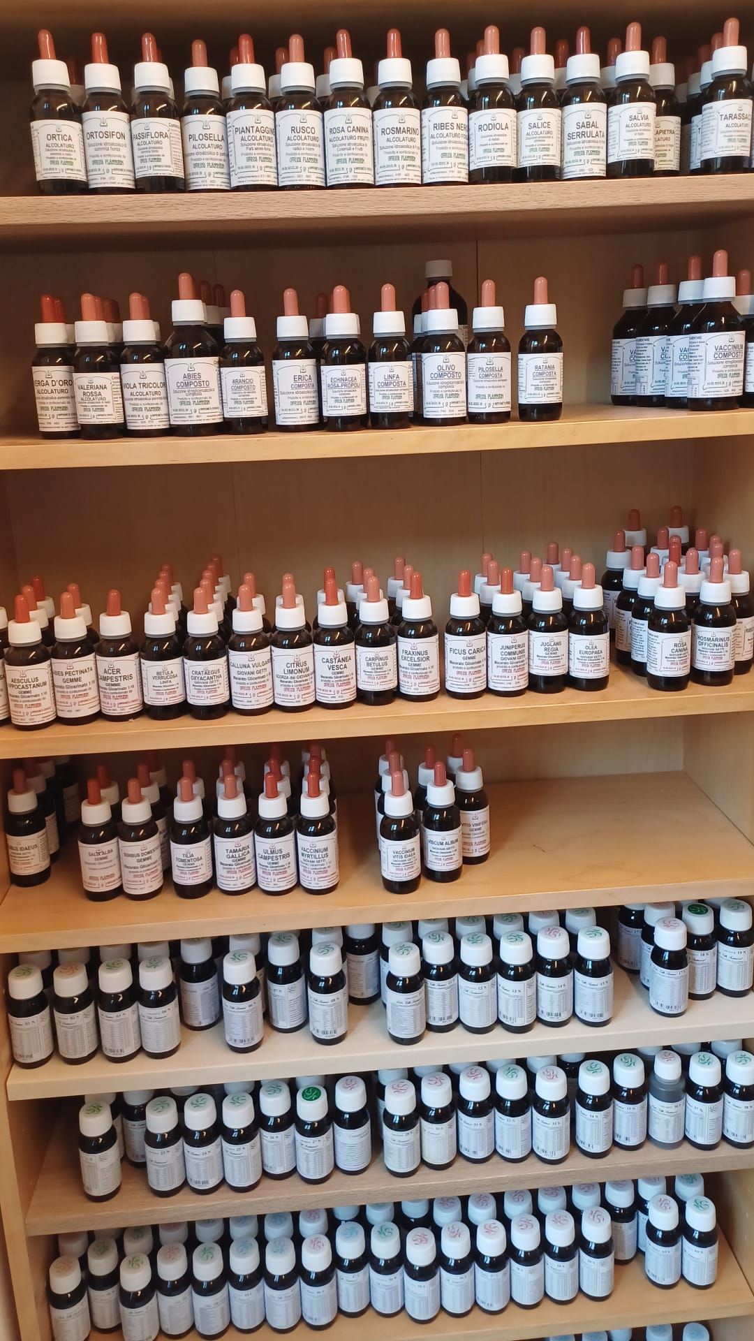 Uno scaffale pieno di bottiglie e barattoli di medicine.